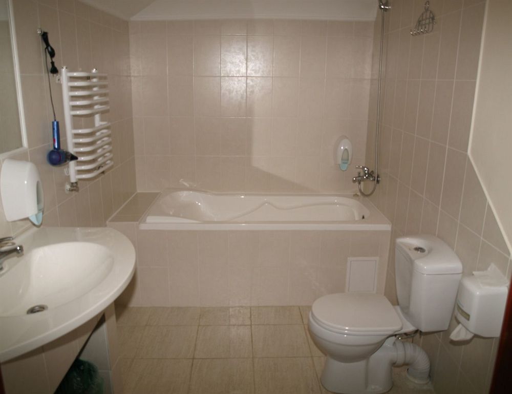 Malvy Hotel ตรุสคาเวตส์ ภายนอก รูปภาพ